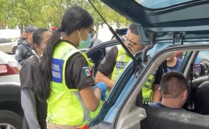 Un joven fue trasladado de emergencia a un hospital luego de sufrir un presunto preinfarto mientras viajaba con su familia en el fraccionamiento Villas del Sol, en Playa del Carmen. Paramédicos acudieron al lugar para brindarle los primeros auxilios y estabilizarlo antes de su traslado a un centro médico.