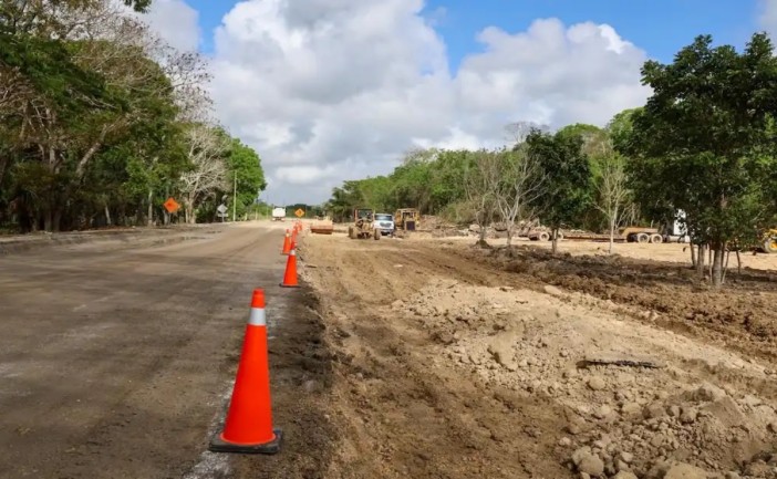 La gobernadora de Quintana Roo, Mara Lezama Espinosa, descartó que existan manifestaciones por la obra de rehabilitación del ramal a Javier Rojo Gómez. Explicó que la inquietud que circula en redes sociales corresponde a una solicitud de un Comité de Padres de Familia que busca reutilizar el material retirado durante los trabajos.