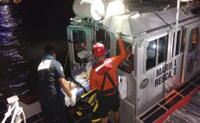 Marina traslada a paciente con derrame cerebral de Isla Mujeres a Cancún