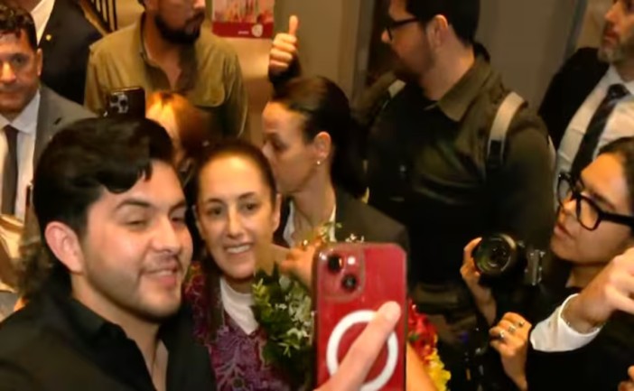 Mexicanas y mexicanos residentes en Barcelona dieron la bienvenida a la presidenta Claudia Sheinbaum con música, abrazos y muestras de apoyo durante su visita a España para participar en la Cuarta Cumbre en Defensa de la Democracia.