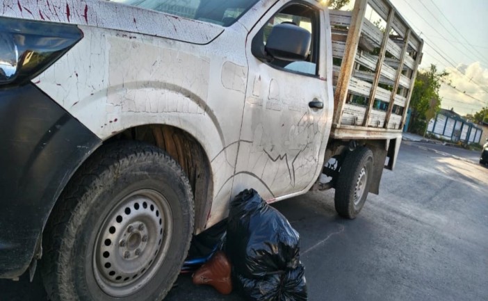 Un ciclista que fue embestido por una camioneta en calles de Chetumal sobrevivió de manera sorprendente tras quedar debajo del vehículo. A pesar de la gravedad del accidente, solo presentó lesiones menores.