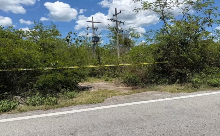Una camioneta fue localizada abandonada en una brecha cercana a Tihosuco, en el municipio de Felipe Carrillo Puerto, lo que provocó un fuerte operativo de seguridad mientras autoridades investigan el origen del vehículo y el paradero de sus ocupantes.