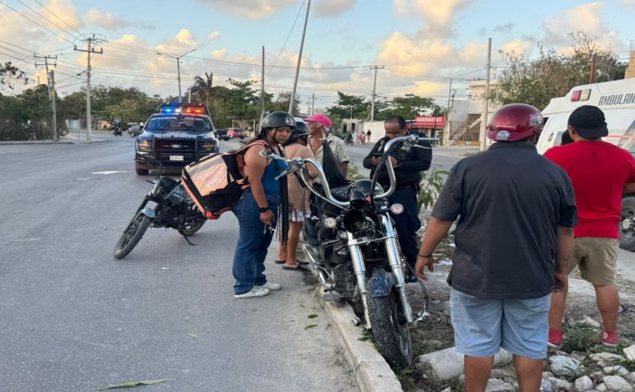 Un joven motociclista resultó con una fuerte lesión en el glúteo luego de perder el control de su motocicleta tipo chopper y salir proyectado hacia el camellón central en la avenida Centenario. Fue trasladado al Hospital General de Cancún.