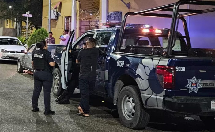 Un joven motociclista perdió la vida la madrugada de este viernes en Cancún, luego de impactarse contra la barda de un domicilio en la Supermanzana 203. Autoridades investigan las causas del accidente.