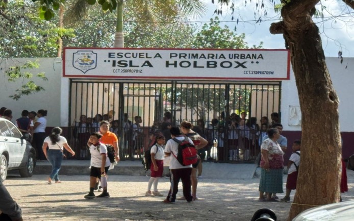 Un menor de entre 9 y 10 años falleció este lunes en una primaria de Cancún luego de sufrir un accidente mientras jugaba durante el recreo. Autoridades acordonaron el plantel mientras la Fiscalía realiza las investigaciones.