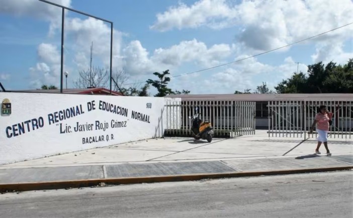 Estudiantes del Centro Regional de Educación Normal “Javier Rojo Gómez” denunciaron públicamente la falta de respaldo institucional para organizar el festival del Día del Niño en Bacalar. Señalan que el evento ha sido planeado y financiado con recursos propios, además de enfrentar cambios de sede y problemas de infraestructura.