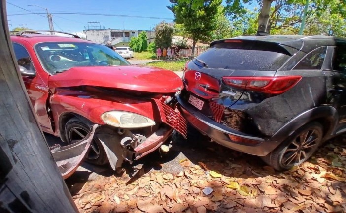 Una pareja que se dirigía a su ceremonia nupcial protagonizó un accidente vial la mañana de este sábado en el centro de Chetumal. Afortunadamente, los novios resultaron ilesos y, tras resolver la situación con el otro conductor, continuaron su camino hacia la iglesia donde familiares y amigos ya los esperaban.