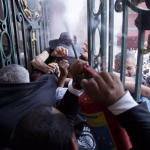 Personal de seguridad del Congreso de la CDMX le impidió el paso a los manifestantes de la Asamblea de Barrios. (Cuartoscuro)