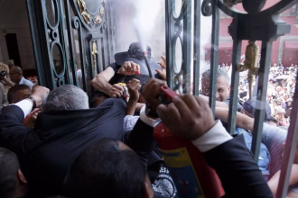Personal de seguridad del Congreso de la CDMX le impidió el paso a los manifestantes de la Asamblea de Barrios. (Cuartoscuro)