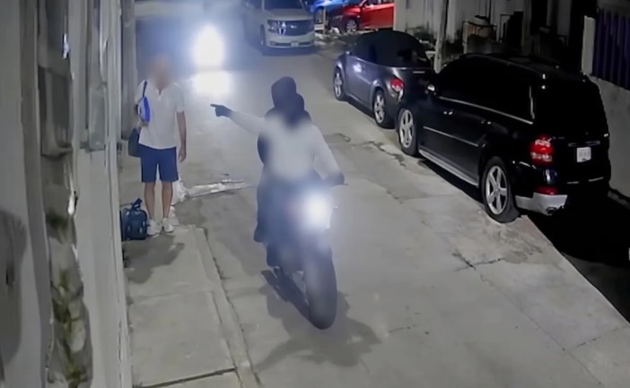 Un asalto cometido por sujetos a bordo de motocicletas en la Supermanzana 26 de Cancún fue captado en video, lo que generó preocupación e indignación entre los habitantes de la zona. Tras el hecho, vecinos solicitaron a las autoridades la instalación de filtros de revisión para motocicletas ante el aumento de robos en el centro de la ciudad.