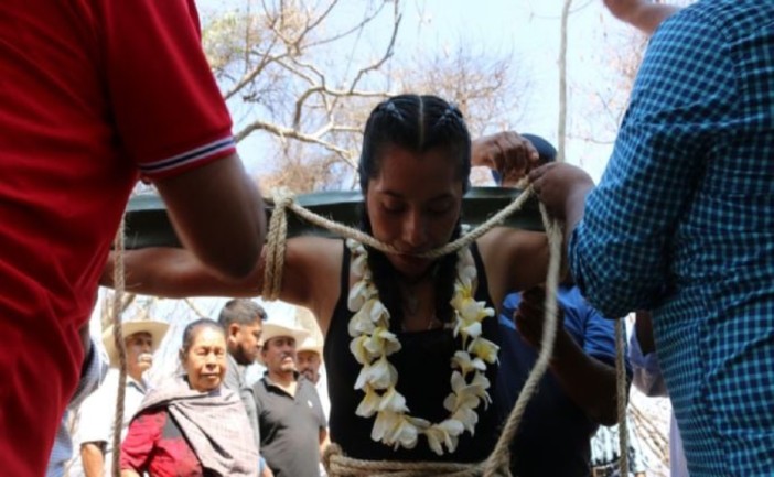 Penitentes cargan cactus en ritual de más de 100 años durante Viernes Santo en comunidad de Taxco