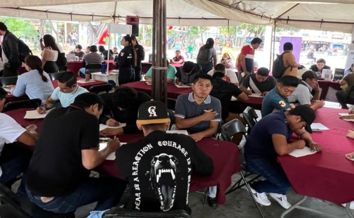 Autoridades municipales estiman que tras el fin de la temporada vacacional de Semana Santa podría registrarse una disminución de hasta 10% en las ofertas laborales en Cancún, principalmente en el sector turístico. No obstante, los programas del servicio municipal del empleo continuarán ofreciendo vacantes a través de ferias y plataformas digitales.