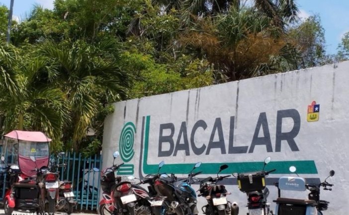 Un profesor del Colegio de Bachilleres plantel Bacalar fue trasladado al hospital luego de presentar malestares tras consumir chilaquiles durante el desayuno. Tras ser atendido por personal médico, se determinó que habría sufrido una intoxicación alimentaria.