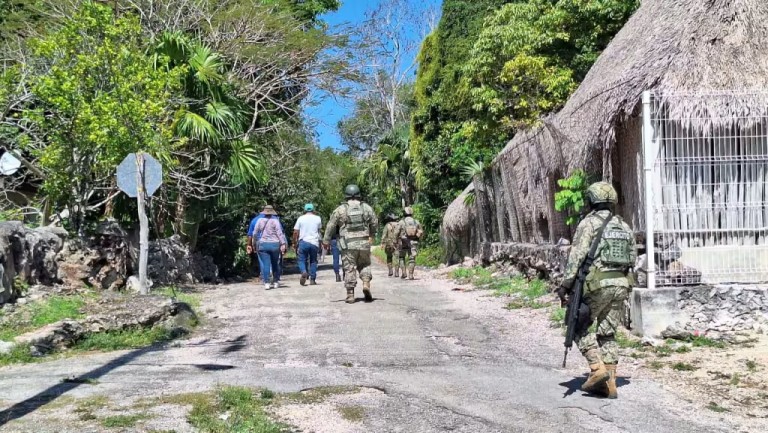 Autoridades de seguridad y colectivos de madres buscadoras realizaron un mega operativo de búsqueda en la zona sur de Felipe Carrillo Puerto para tratar de localizar a personas reportadas como desaparecidas durante el pasado fin de semana. En las labores participaron corporaciones de seguridad y un helicóptero para ampliar el área de rastreo.
