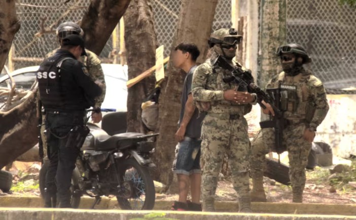 Autoridades detuvieron a cinco presuntos integrantes de una banda dedicada a asaltos con violencia en distintas supermanzanas de Cancún. Entre los capturados se encuentra Daniel Emiliano “N”, alias “Skini”, señalado como líder del grupo criminal.