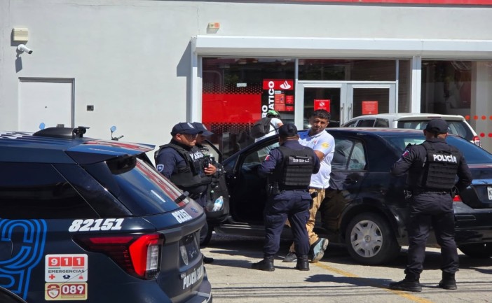  Una llamada al 911 provocó un operativo policial y una persecución por varias avenidas de Playa del Carmen. Tras interceptar la unidad, autoridades confirmaron que el vehículo no tenía reporte de robo.