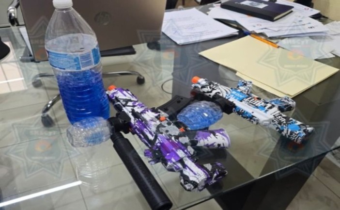  Una fuerte movilización policiaca se registró en el Colegio de Bachilleres de la Supermanzana 91 de Cancún tras el reporte de una supuesta arma de fuego. Autoridades confirmaron después que se trataba de dos pistolas de hidrogel.