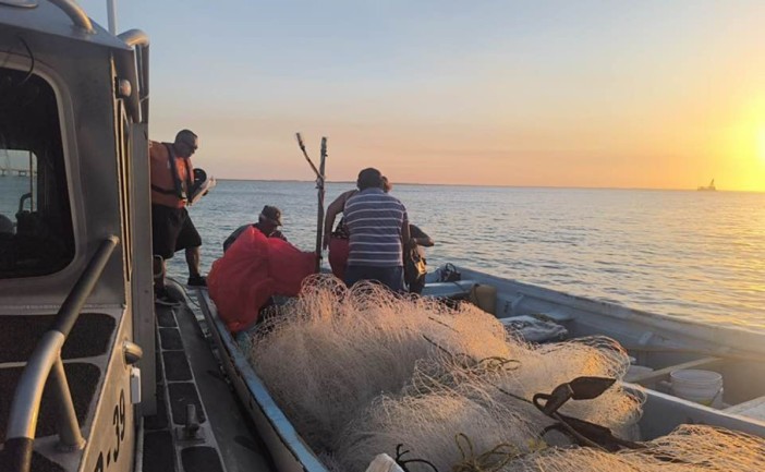 Rescatan a pescador varado en Ciudad del Carmen, Campeche
