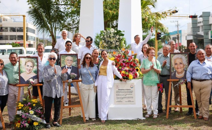 Autoridades municipales y asociaciones civiles realizaron un homenaje a los primeros pobladores de Cancún en el Monumento al Pionero, en el marco del 56 aniversario de la fundación de la ciudad.