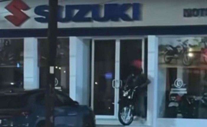 Detienen a ladrón tras intentar robar una motocicleta en agencia Suzuki de Cancún; ya cuenta con varios reportes