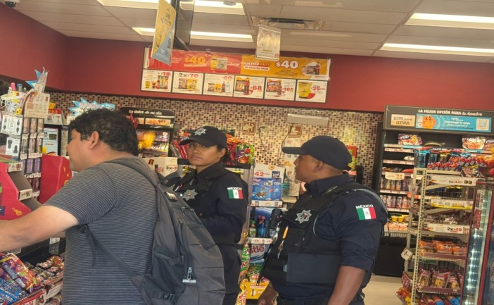 Un robo con violencia fue reportado en la Región 235 de Cancún, sobre la avenida Rancho Viejo, donde dos sujetos que se desplazaban en motocicleta cometieron el atraco y huyeron al notar la presencia de una patrulla con elementos de seguridad. Autoridades acudieron al sitio, pero los presuntos responsables ya habían escapado.