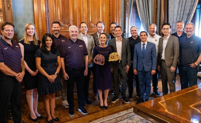Sheinbaum recibe en Palacio Nacional a directivos de Padres de San Diego y D-backs de Arizona