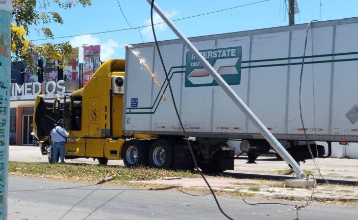 Un camión de carga provocó la caída de un poste de luz en la colonia Casitas de Chetumal, luego de enganchar cables a su paso. La zona permaneció cerrada mientras autoridades realizaban maniobras de seguridad.