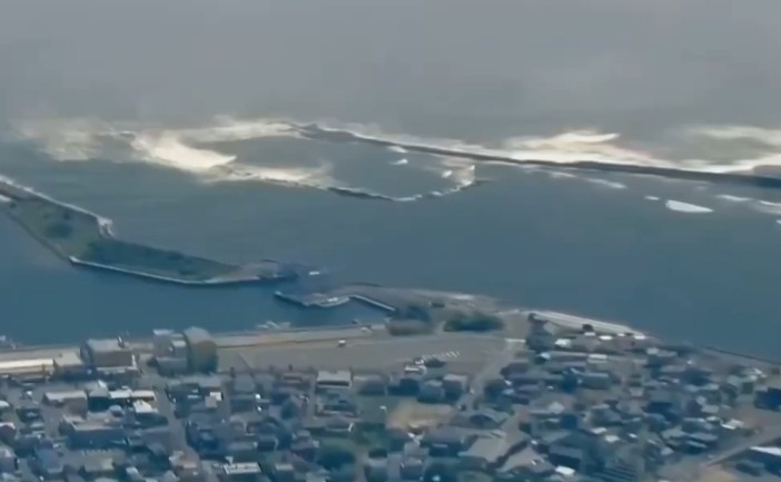 Tsunami golpea Japón, tras terremoto de 7.5