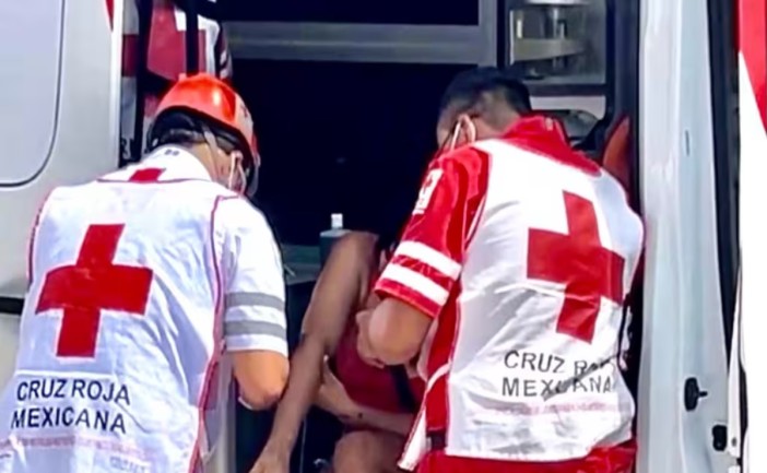 Una joven turista de origen canadiense sufrió lesiones luego de caer de la motocicleta en la que viajaba dentro del estacionamiento de una plaza comercial en Playa del Carmen. Paramédicos de la Cruz Roja acudieron al lugar para brindarle atención y posteriormente la trasladaron a un hospital.
