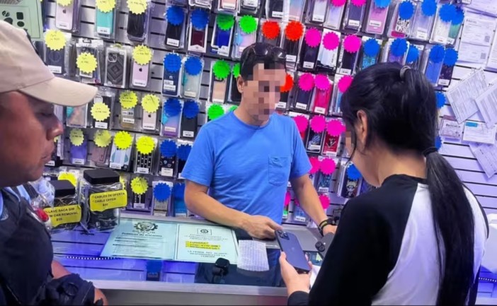 Dos turistas lograron ubicar sus teléfonos robados mediante rastreo satelital. Con apoyo de la policía turística localizaron los equipos en un negocio de telefonía en Playa del Carmen