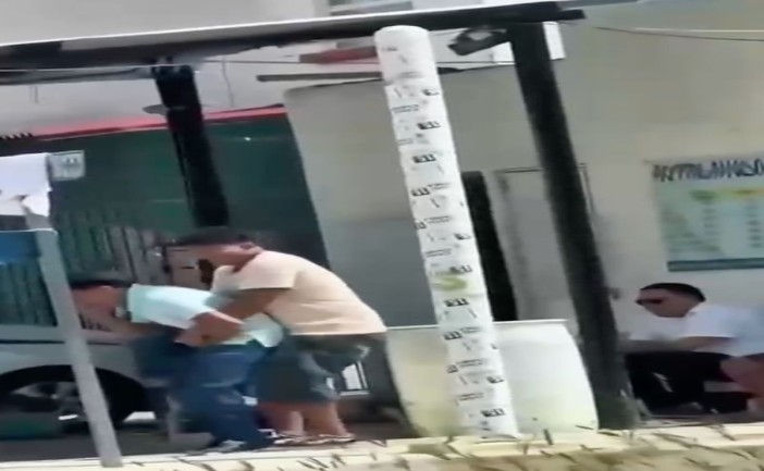 Un joven reaccionó a tiempo y logró salvar a su amigo cuando comenzó a asfixiarse mientras comía una botana en un autolavado de Cancún. El momento quedó grabado en video y se viralizó en redes sociales.