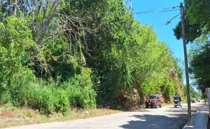 Habitantes de la colonia Centro de Chetumal denunciaron el abandono del predio donde se ubica una torre de Telcel, señalando que la falta de mantenimiento lo ha convertido en un foco de riesgo, acumulación de basura y punto de reunión de personas en situación vulnerable.