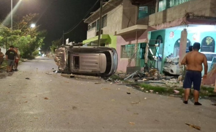 Chetumal: Volcadura de camioneta deja daños materiales tras impactarse contra una casa