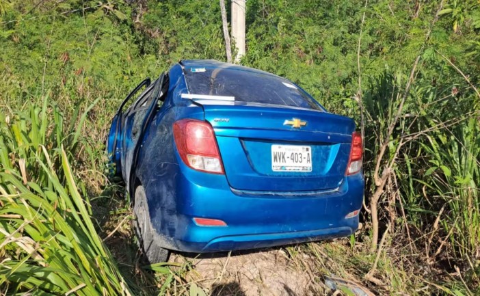 Un automóvil particular volcó sobre la carretera federal 307, a la altura de la entrada al cenote Dos Ojos, luego de que el conductor perdiera el control de la unidad. El accidente dejó daños materiales estimados en más de 50 mil pesos, aunque no se reportaron lesionados graves.