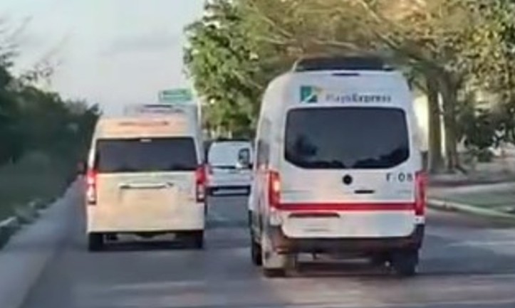 Usuarios difundieron video de unidad de Playa Exprés presuntamente circulando de forma riesgosa sobre la carretera Cancún-Playa del Carmen, lo que generó críticas y preocupación entre automovilistas.