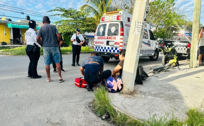El percance ocurrió en el cruce de las avenidas Erick Paolo Martínez y Petcacab, en la colonia Solidaridad.