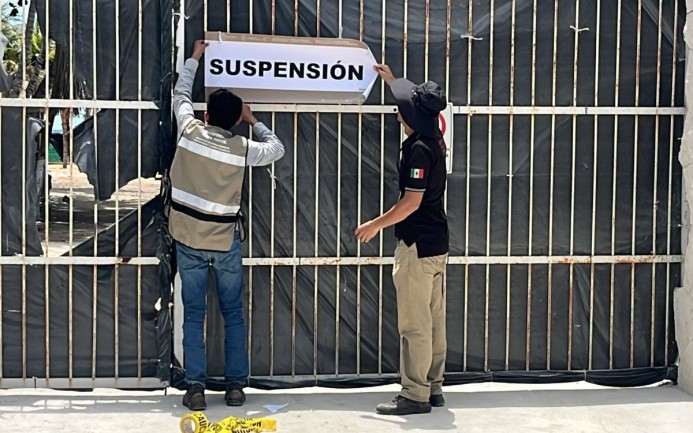 Suspenden hotel en Xcalacoco por verter aguas negras en el mar