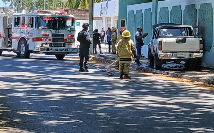 Se incendia camioneta con familia a bordo en Chetumal