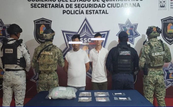 Los jóvenes fueron detenidos por delitos contra la salud en la Supermanzana 66 de Cancún.