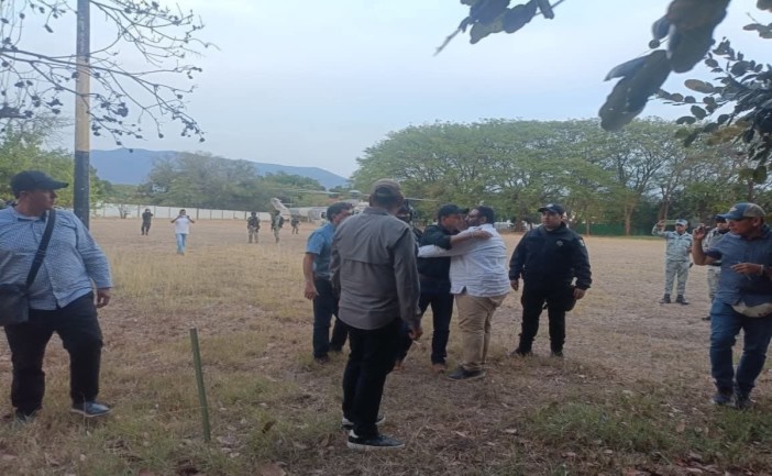 Difunden imágenes del alcalde de Taxco y su padre tras ser liberados en el Edomex