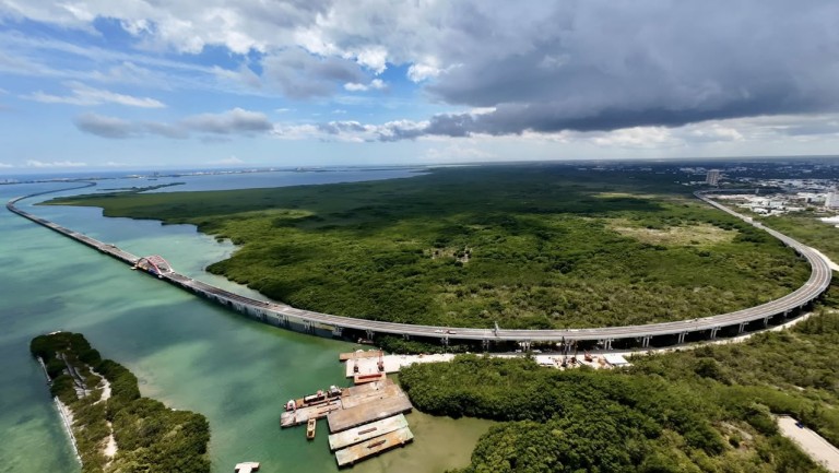 A días de que se inaugure, este mes, el Puente Nichupté en Cancún, se realizan acabados finales a la megaobra; anuncian inicio de construcción del puente Kukulcán.