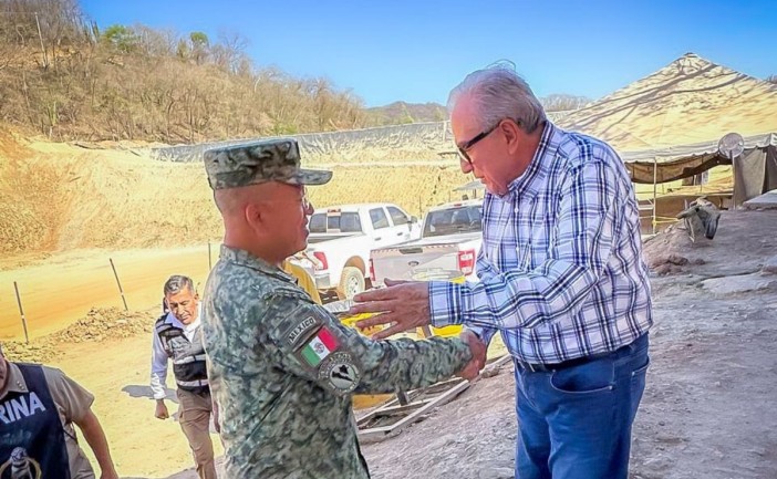 Al igual que Joaquín Guzmán Loera, Rubén Rocha Moya nació en Badiraguato, Sinaloa, formado, en origen, como maestro de matemáticas.