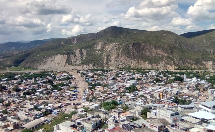 Tlapa de Comonfort, con su cabecera municipal homónima, es un poblado de la Montaña de Guerrero, con alta población indígena, en proporción a los niveles de pobreza y rezago educativo.