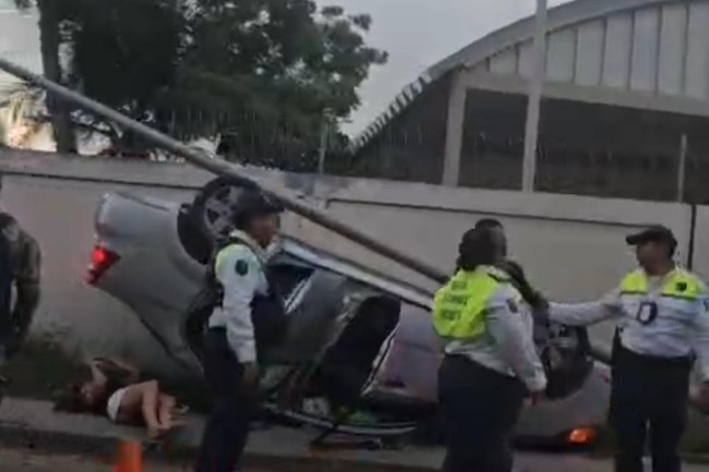 Vuelca automovilista en Chetumal y derriba un poste de alumbrado público