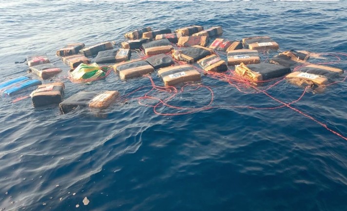 El aseguramiento fue de 78 bultos embalados en bolsas color negro, que contenían un total de 2,155 paquetes de polvo blanco con características similares a la cocaína, con un peso ministerial de 2.154 toneladas.