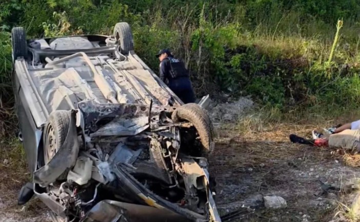 Accidente en carretera cerca de Bacalar deja a dos lesionados