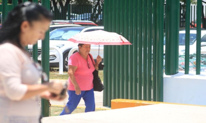 Autoridades de salud en Cancún reportan un incremento en afectaciones médicas por altas temperaturas, principalmente en personas vulnerables, por lo que se han instalado módulos de hidratación en la ciudad.