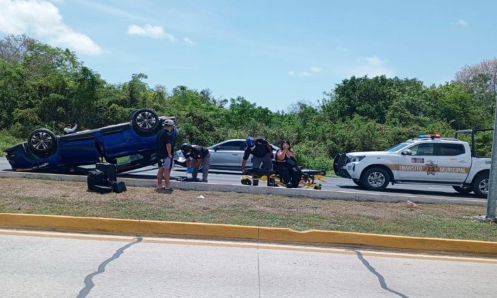 Un automóvil terminó volcado tras impactarse contra el camellón central