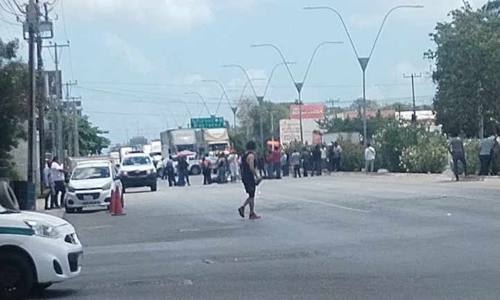 Una manifestación ciudadana paralizó la avenida López Portillo en Cancún, generando caos vehicular, enfrentamientos y daños materiales. Los inconformes denuncian cobros excesivos por parte de una empresa de grúas.