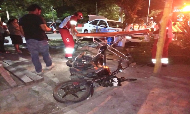 Un accidente en la avenida San Salvador de Chetumal terminó con dos personas gravemente lesionadas, luego de que un automóvil fuera proyectado tras un choque y embistiera a una motocicleta que se encontraba detenida.